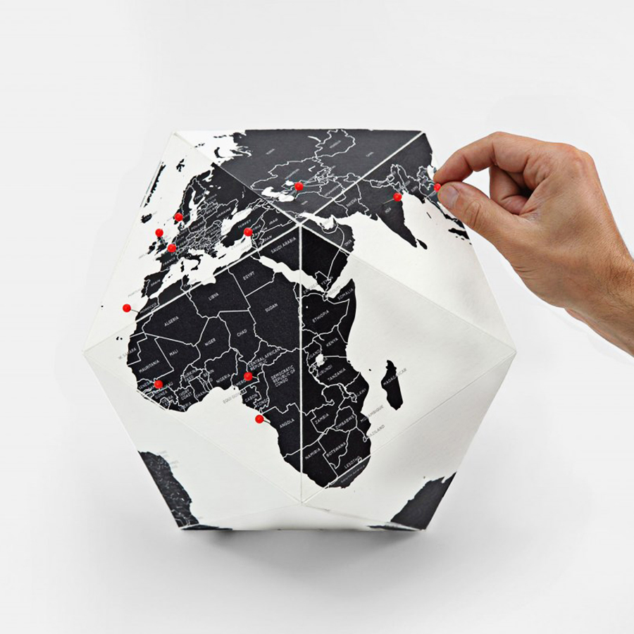 Globe en papier "Pin it" avec frontières