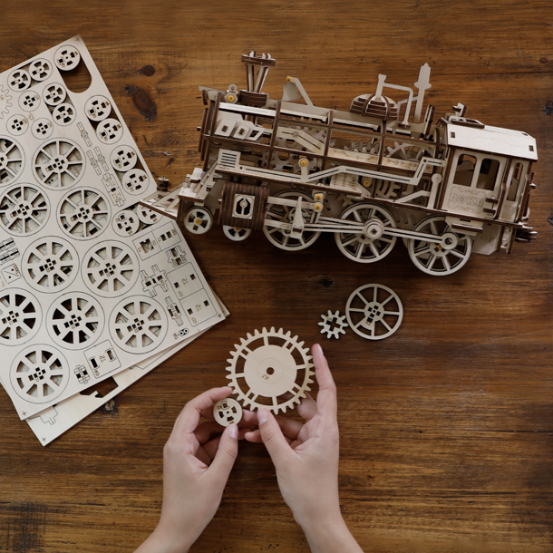 Maquette locomotive à vapeur en bois