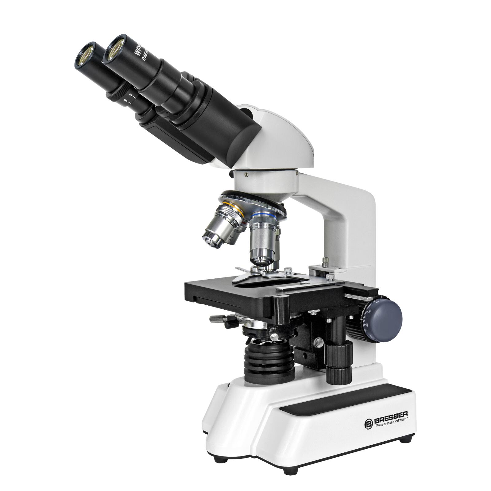 Microscope researcher binoculaire