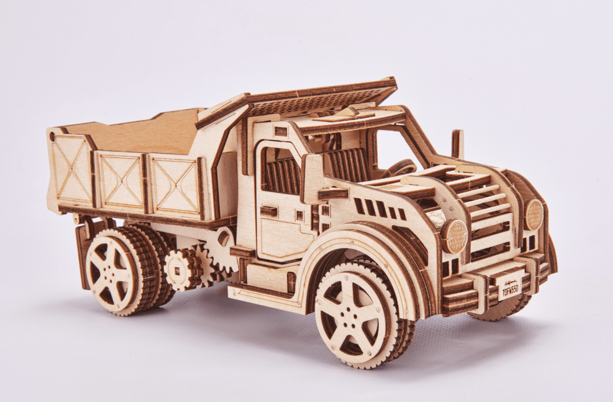 Maquette en bois, le camion benne.
