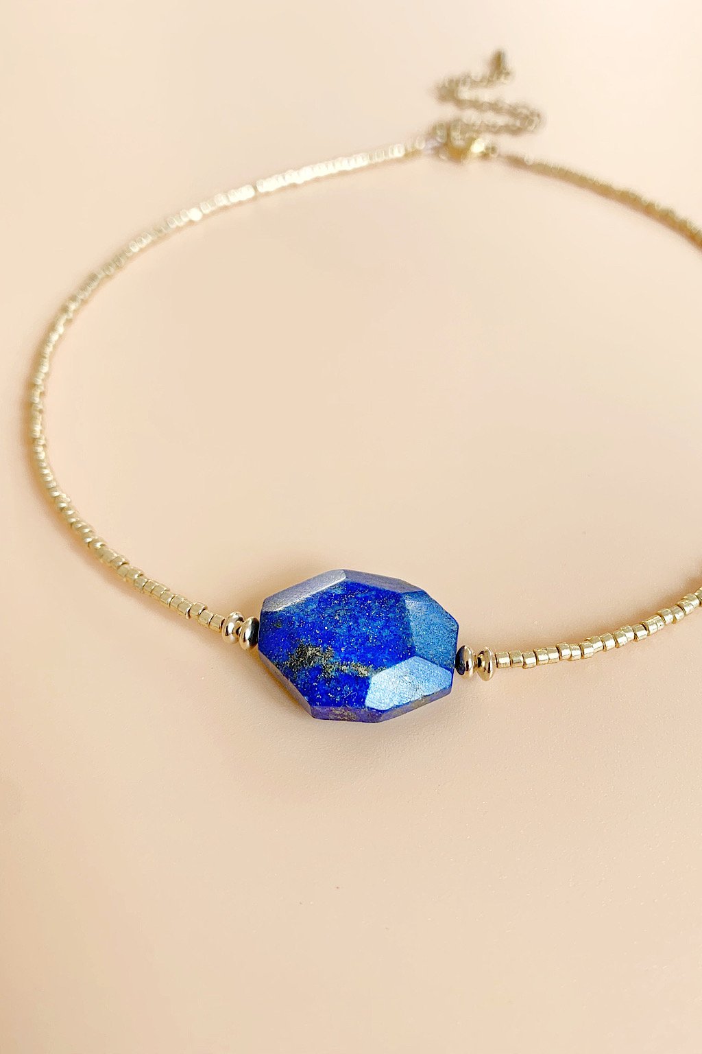 Collier perles dorées & lapis lazuli