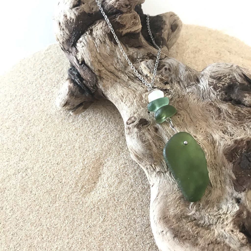 Collier presqu'île en verre de mer vert