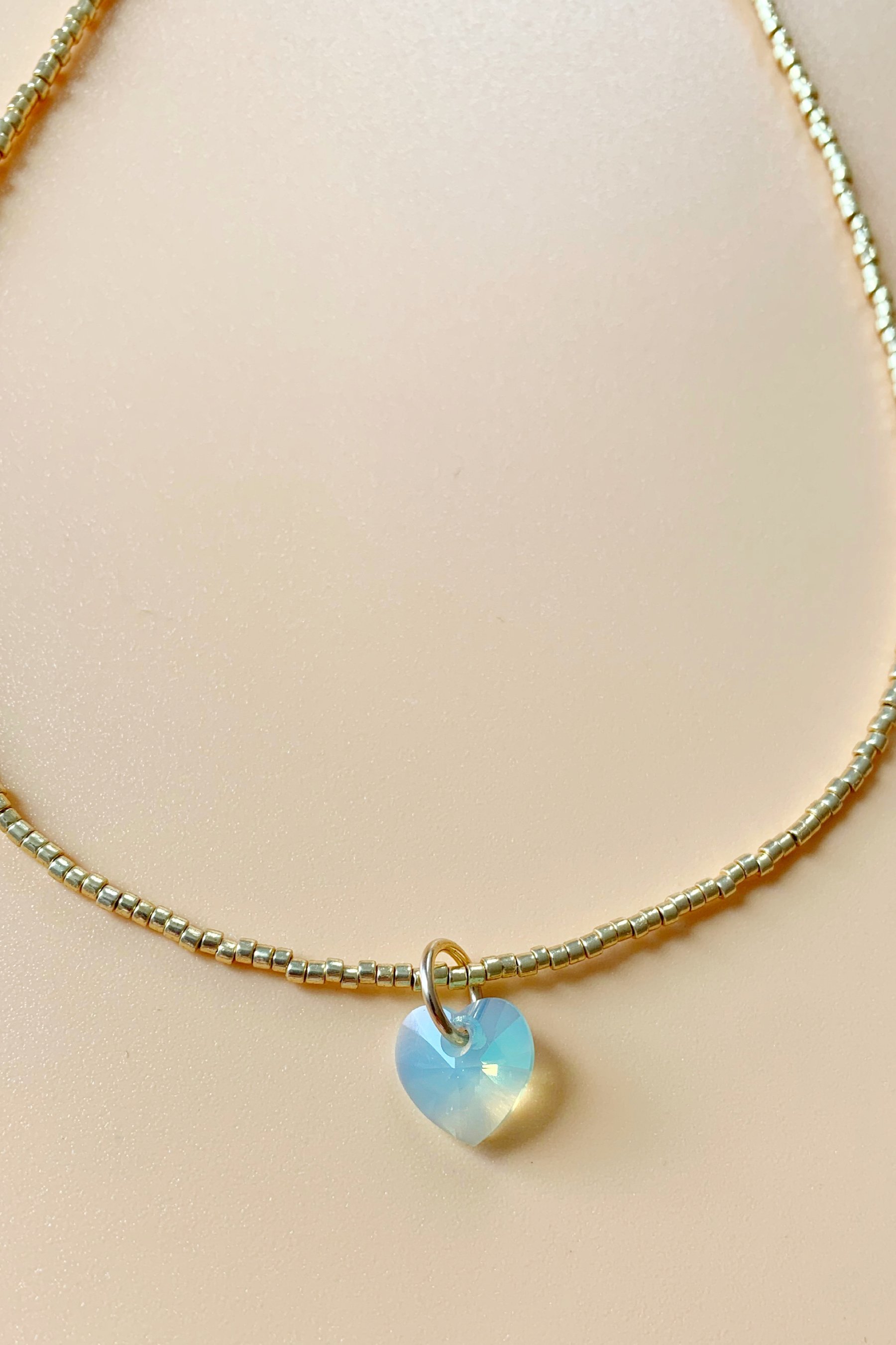 Collier perles dorées & cœur bleu