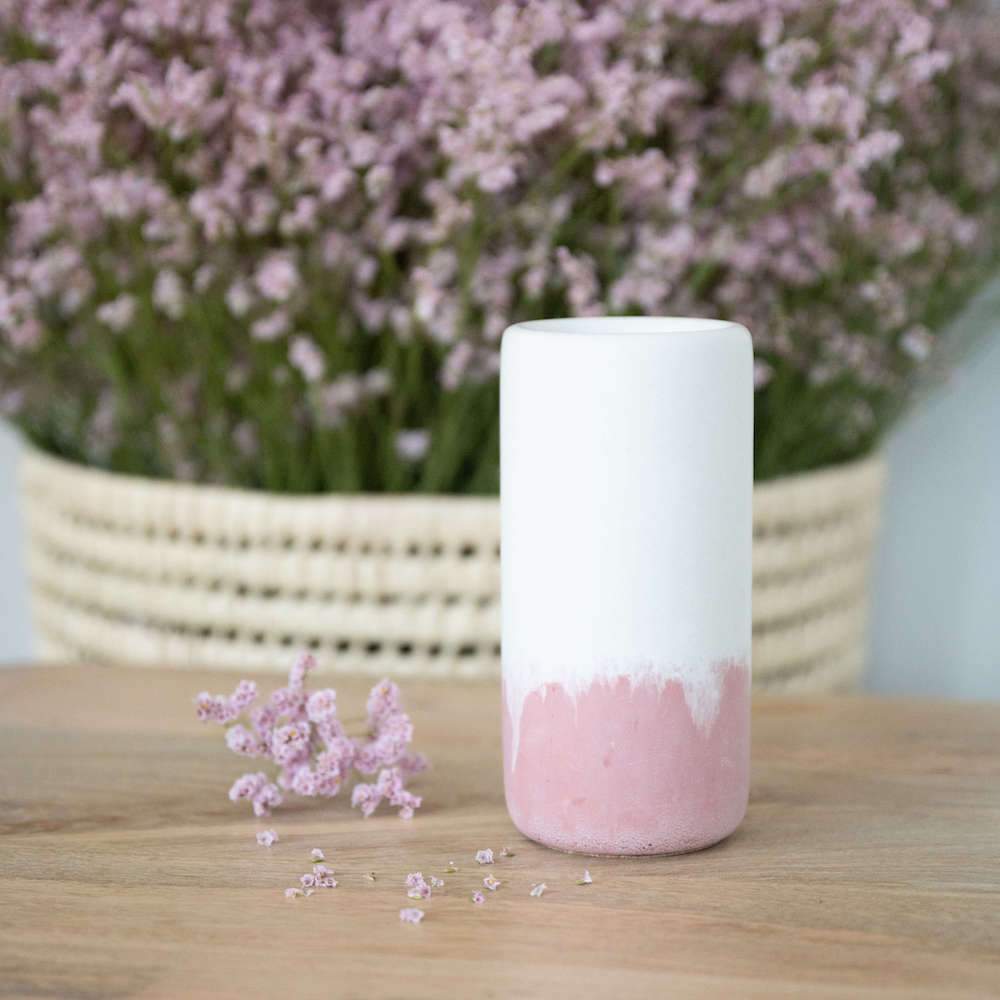 Vase en béton rose et blanc