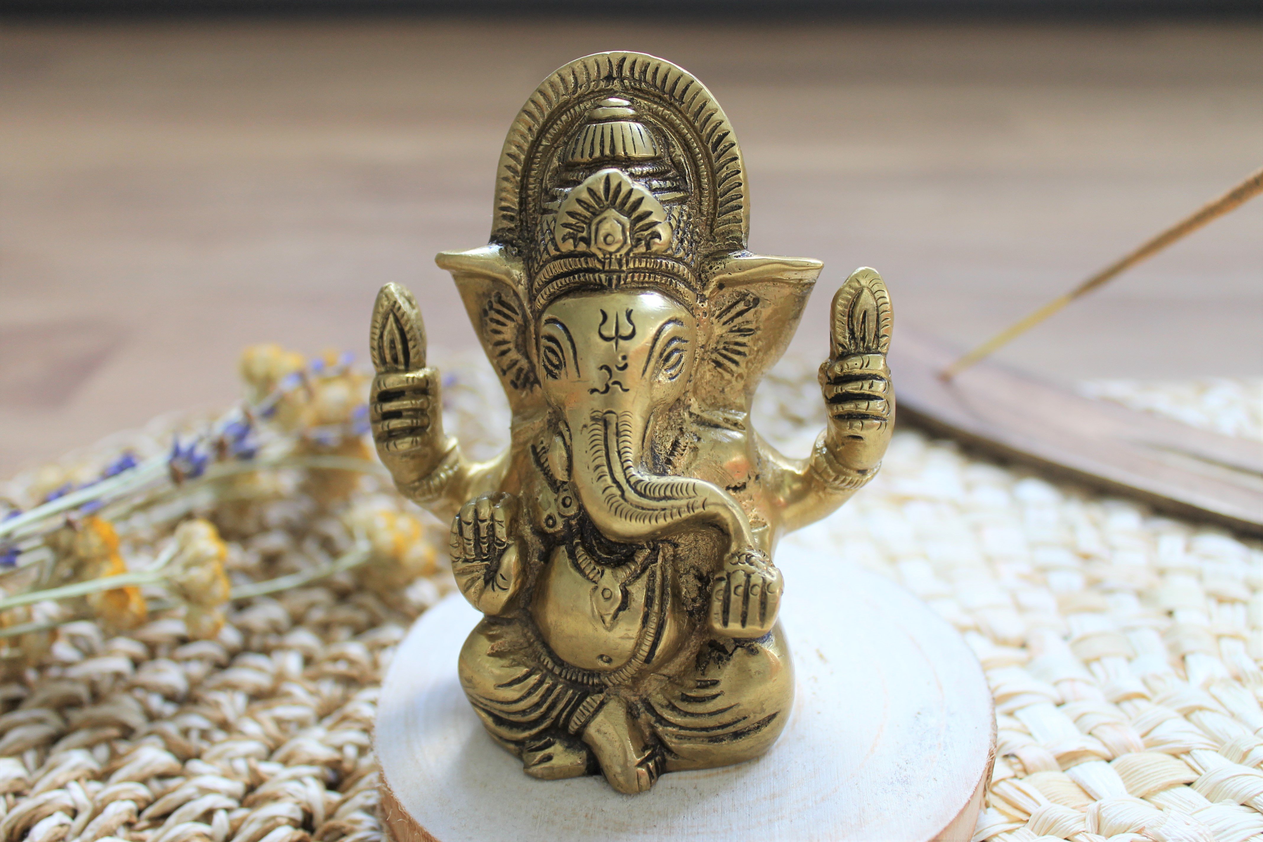 Ganesh assis laiton doré mat 9.2 cm