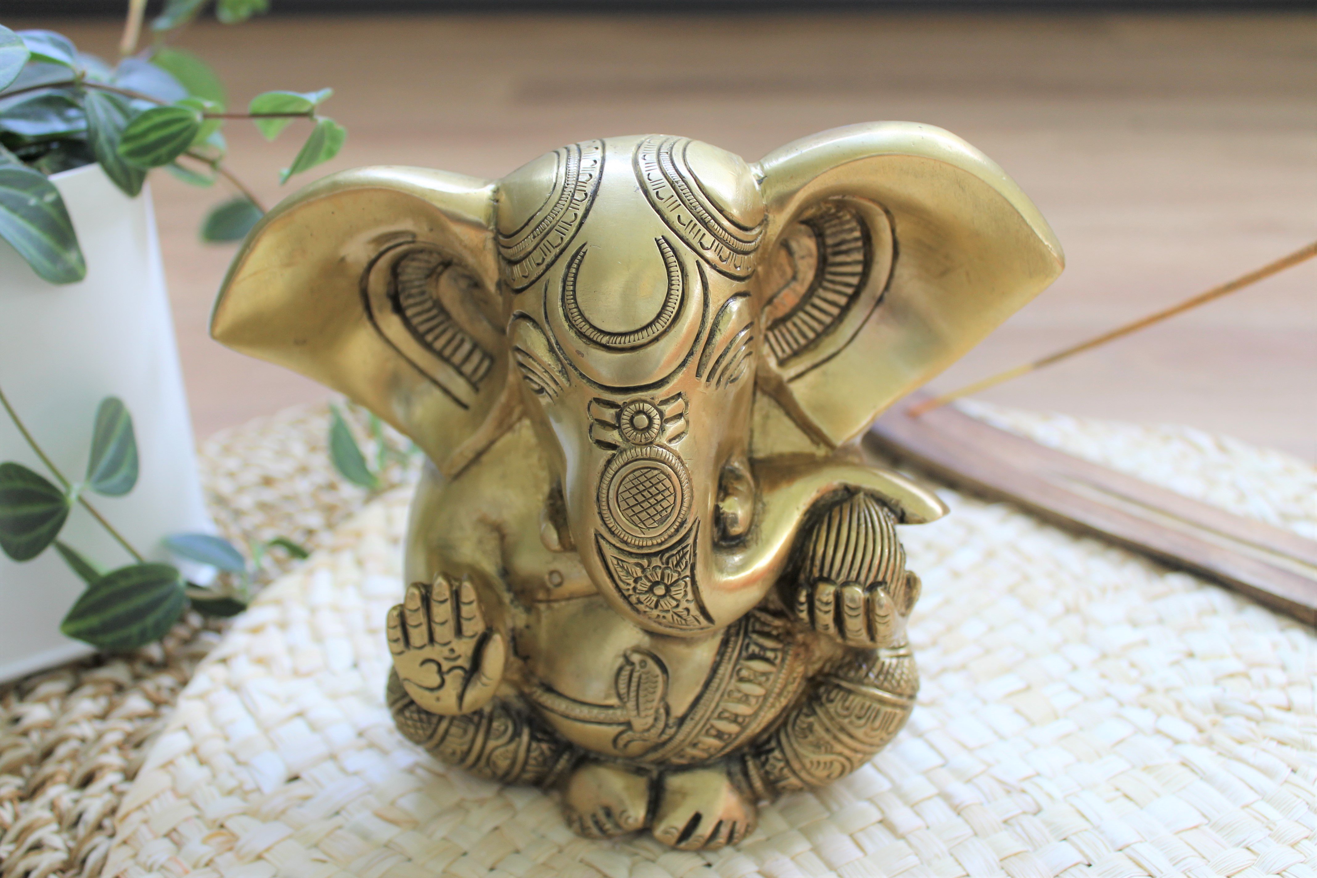 Ganesh assis laiton doré mat 14 cm
