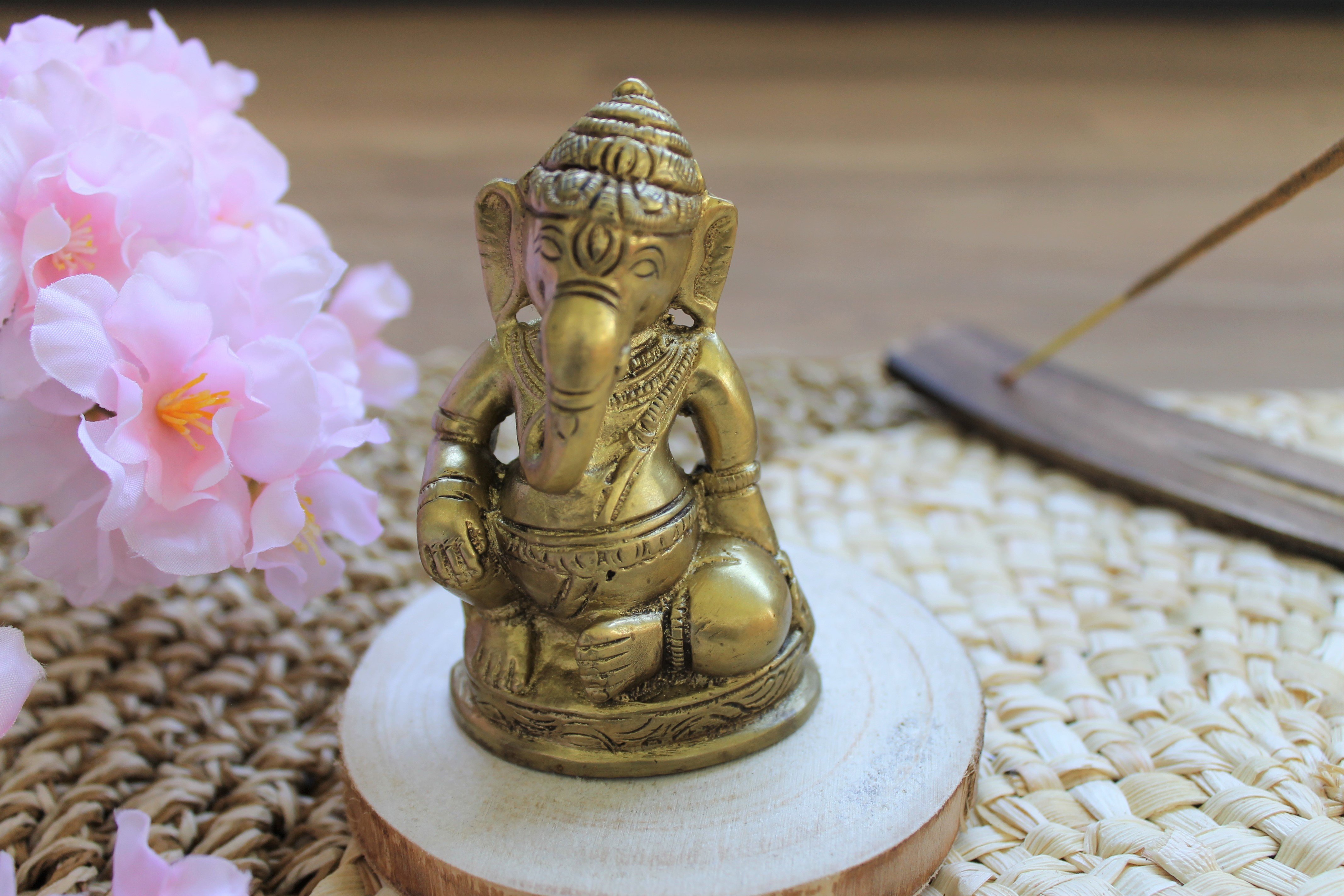 Ganesh assis laiton doré mat 8.2 cm