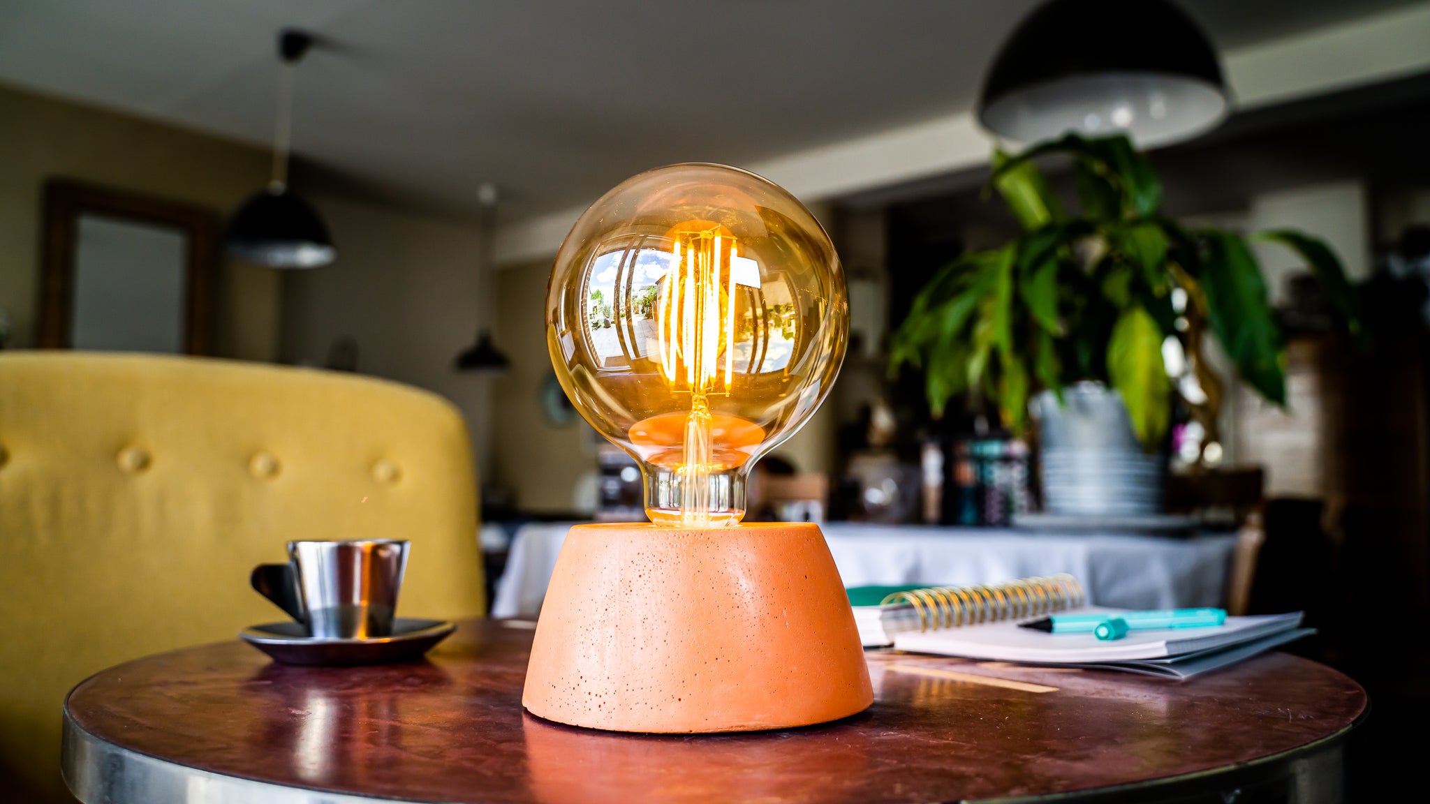 Lampe dome - lampe en béton orange