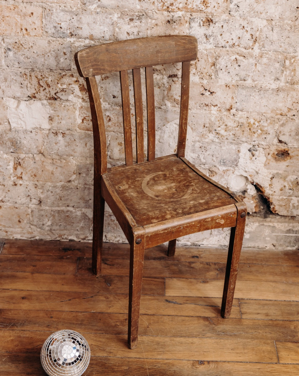 Claude, la chaise en bois n°124